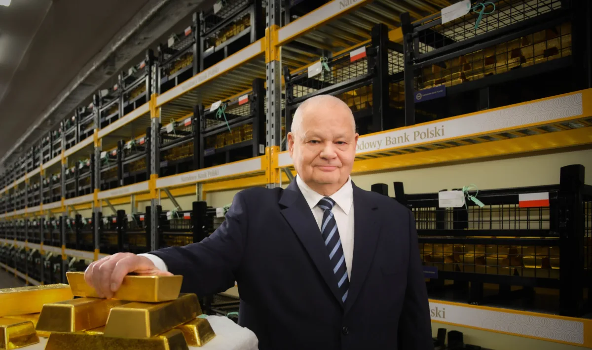 Prezes NBP Adam Glapiński w skarbcu Narodowego Banku Polskiego opiera dłoń na sztabkach złota, w tle regały z rezerwami — ile złota ma Polska w 2026 roku.